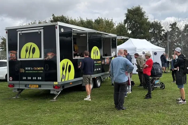 Kyllingvognen til et event med kø